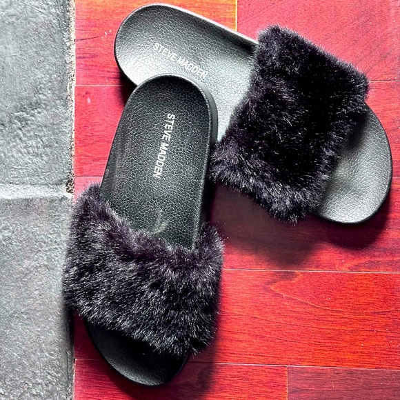 Furry Steve Madden Slides Black Slip On Size 7 S/M - Picture 1 of 7
